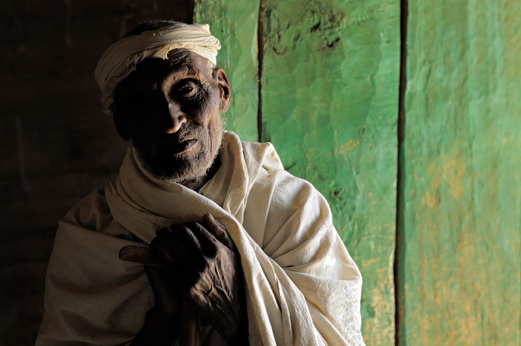 Prêtre orthodoxe à l'entrée de l'église Mikael Milhaizengi, Ethiopie