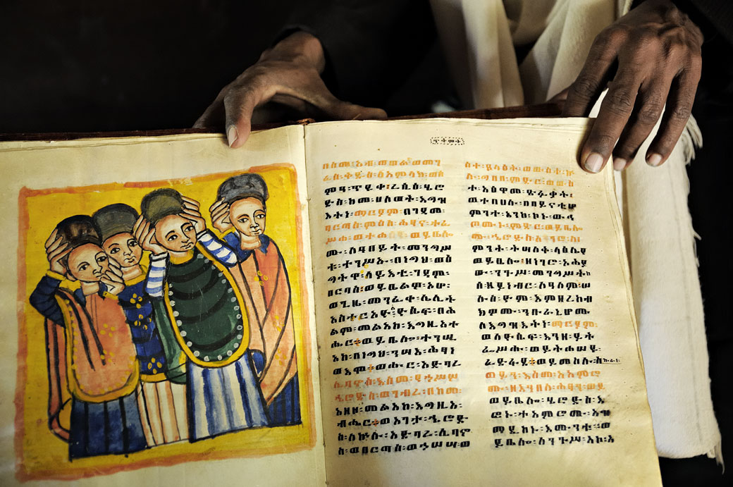 Vieux livre illustré à Yeha dans le Tigray, Ethiopie