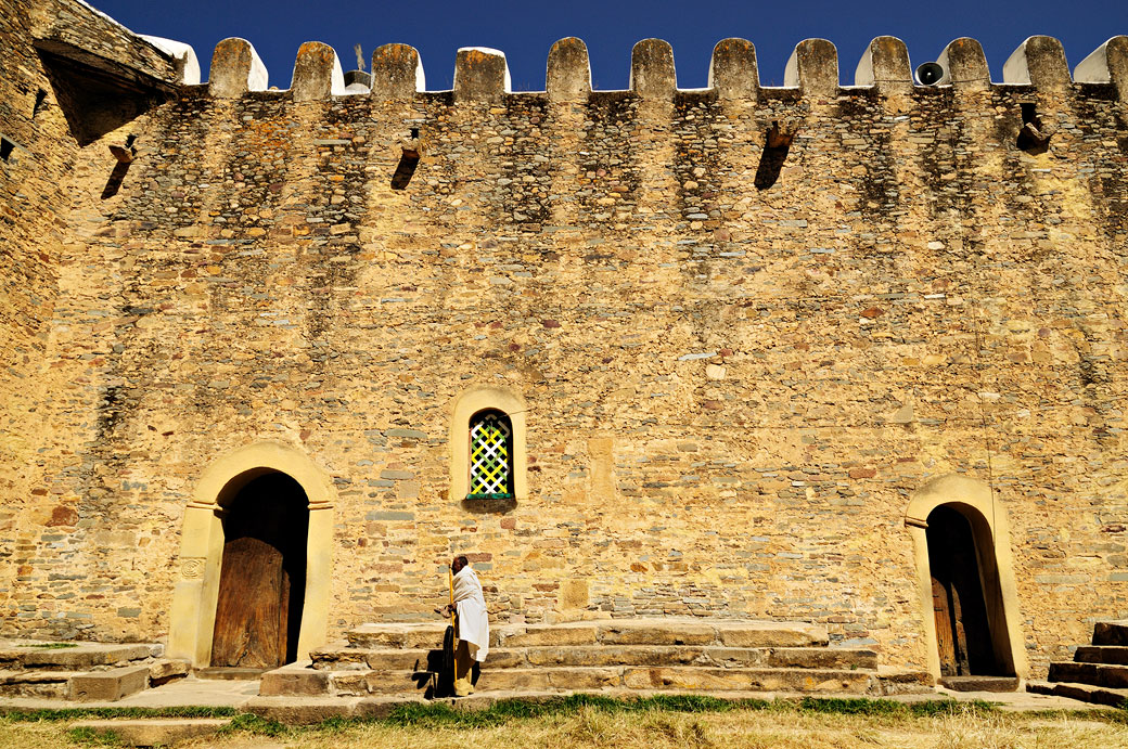 Pèlerin devant l'ancienne église Sainte-Marie-de-Sion à Aksoum