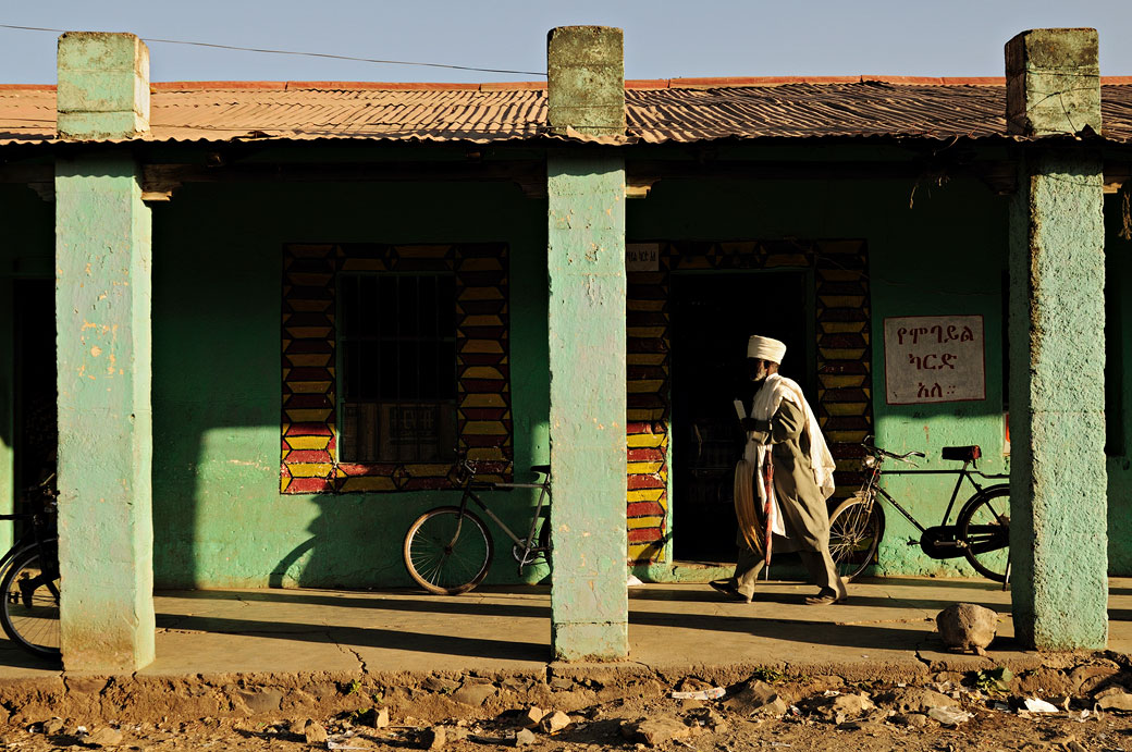 Homme qui passe à Aksoum dans le Tigray, Ethiopie