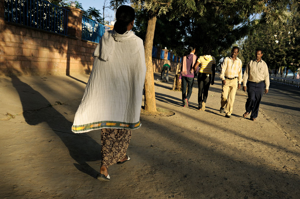 Femme dans une rue d'Aksoum dans le Tigray, Ethiopie