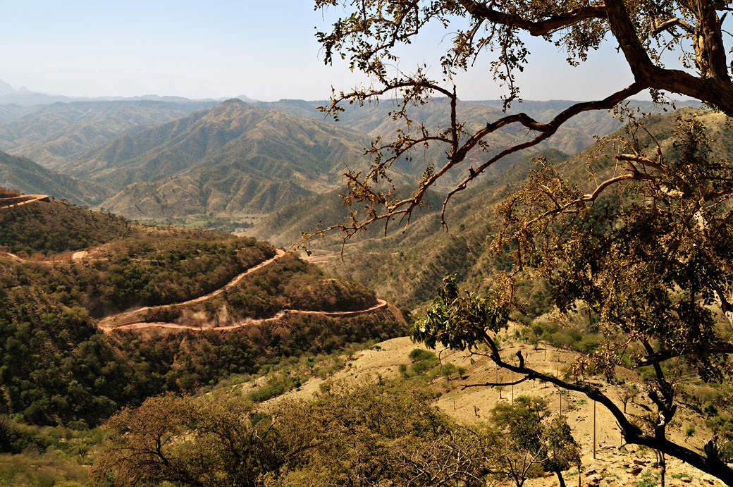 Route en lacets dans un paysage vallonné, Ethiopie