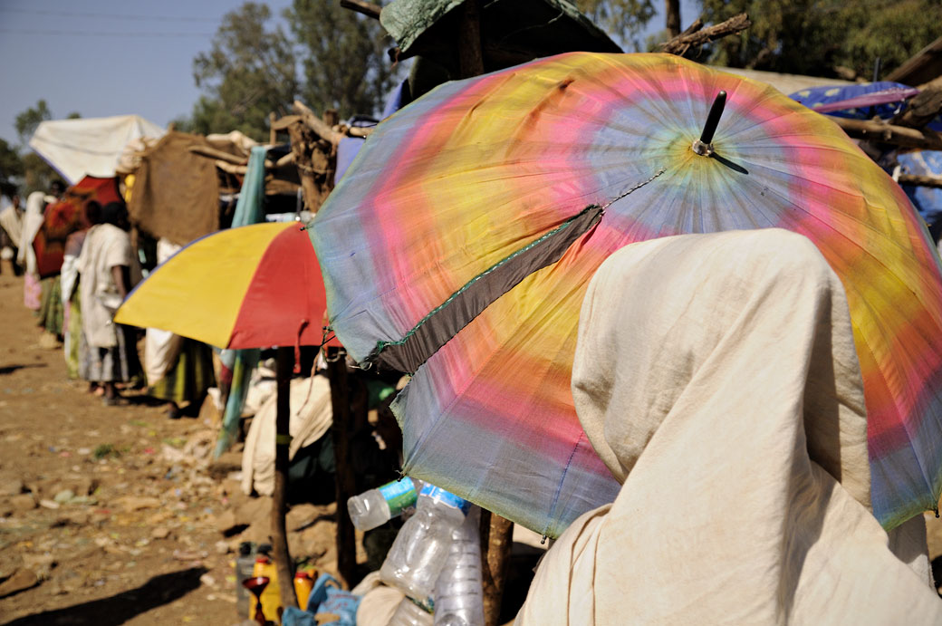Ombrelle colorée au marché d'Addi Arkay, Ethiopie