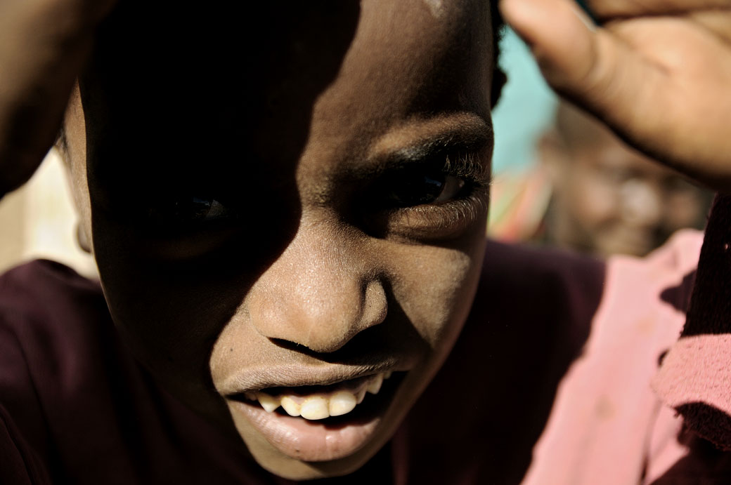 Enfant curieux au marché d'Addi Arkay, Ethiopie