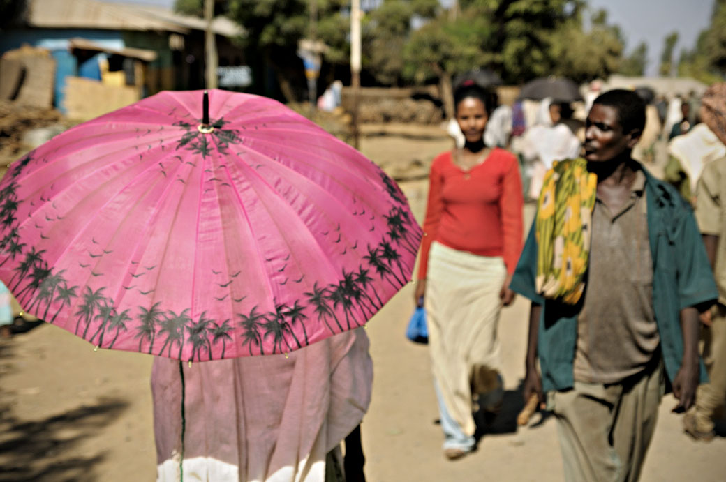 Ombrelle rose au marché d'Addi Arkay, Ethiopie