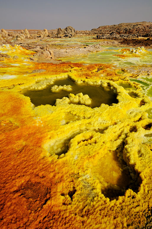 Concrétions salines et sulfureuses sur le volcan Dallol, Ethiopie