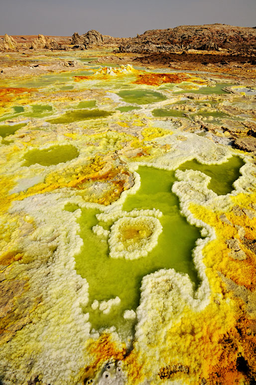 Lacs acides et concrétions salines et sulfureuses du volcan Dallol, Ethiopie