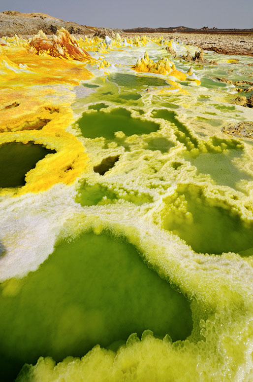 Lacs d'acide verts et soufre sur le volcan Dallol, Ethiopie