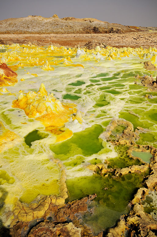 Lacs d'acide, soufre et concrétions minérales au volcan Dallol