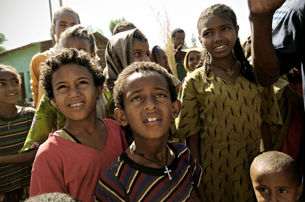 Enfants curieux au marché d'Addi Arkay, Ethiopie