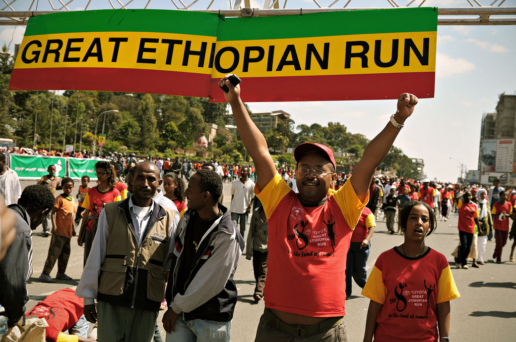 Signe de victoire à la Great Ethiopian Run à Addis-Abeba