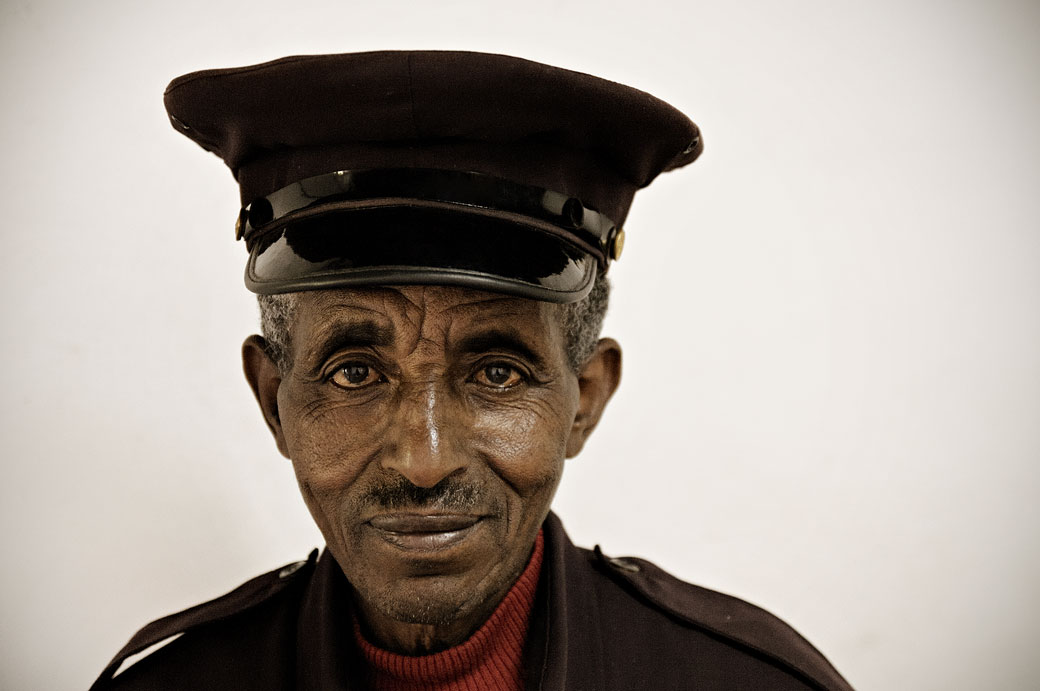 Gardien du musée national à Addis-Abeba, Ethiopie