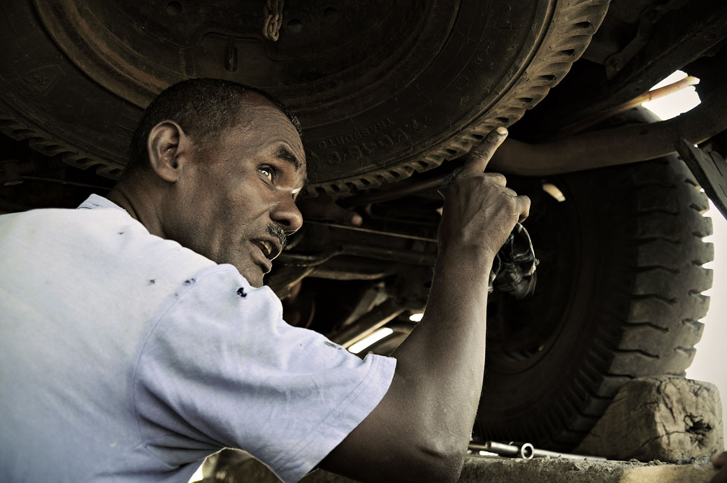 Garagiste qui contrôle la voiture, Ethiopie
