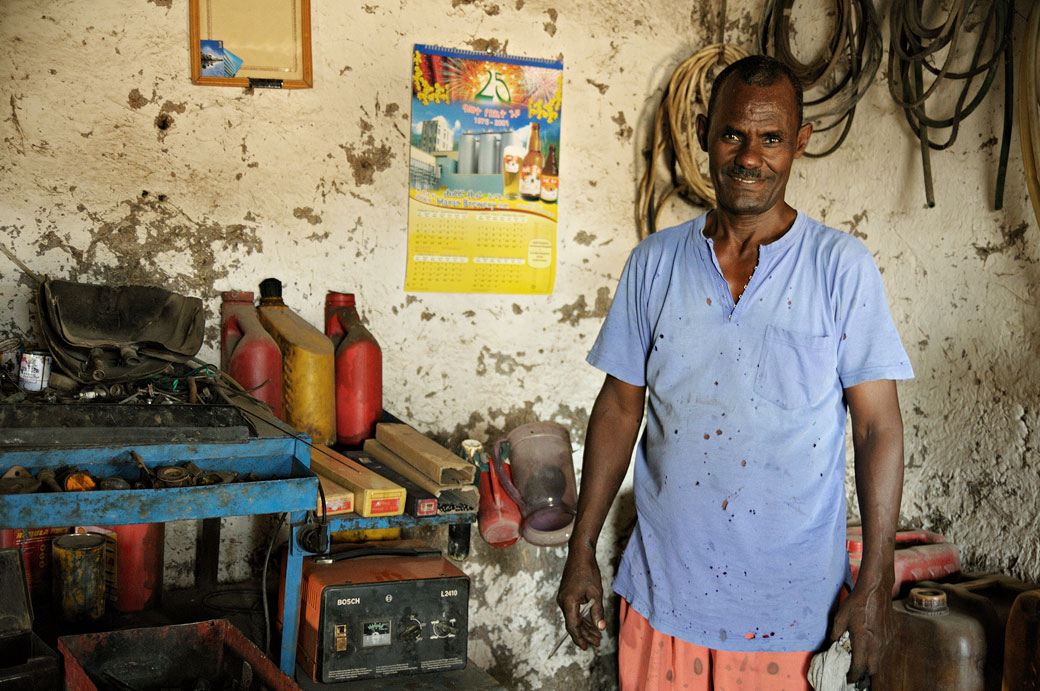 Garagiste dans son atelier à Awash, Ethiopie