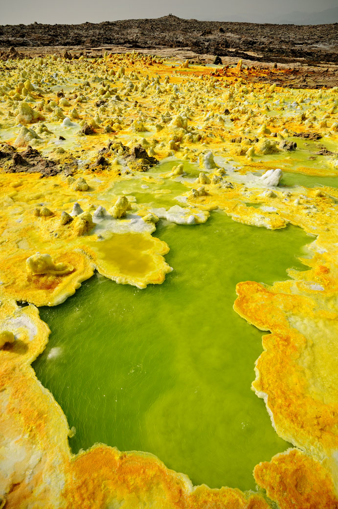 Lac acide entouré par le soufre sur le volcan Dallol, Ethiopie
