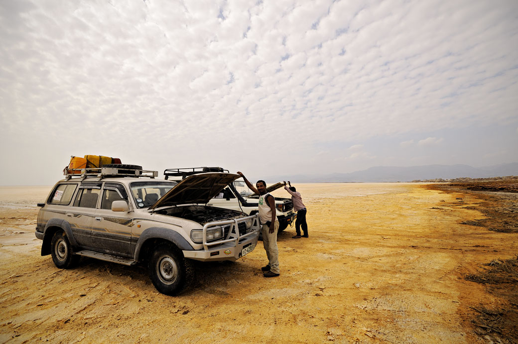 Voitures 4x4 au pied du volcan Dallol, Ethiopie