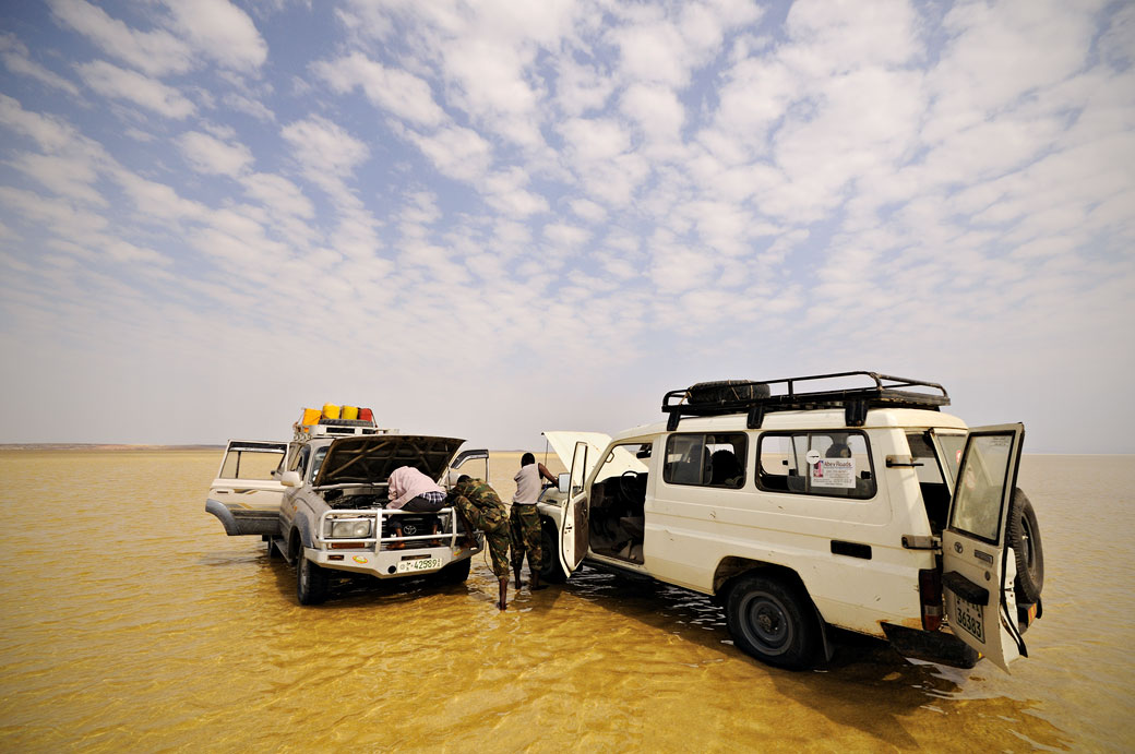 Voitures en panne sur le lac Assale dans le désert du Danakil