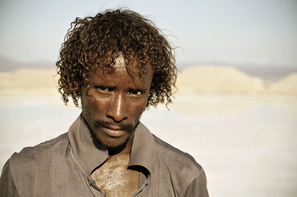 Portrait d'un homme dans une saline d'Afdera, Ethiopie