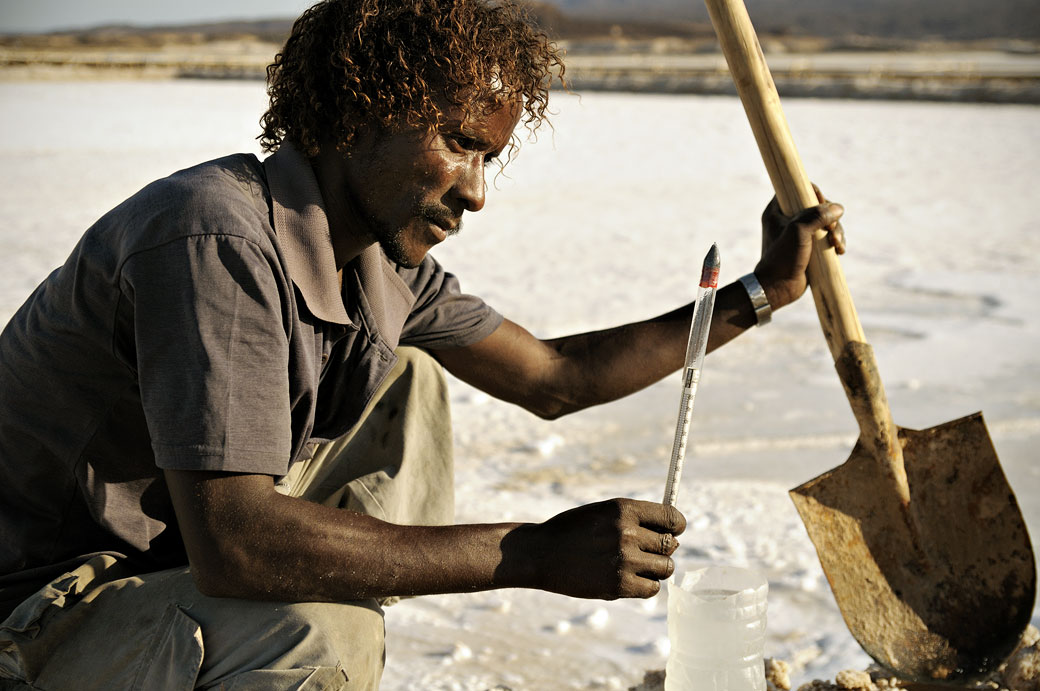 Homme qui travaille dans une saline d'Afdera, Ethiopie