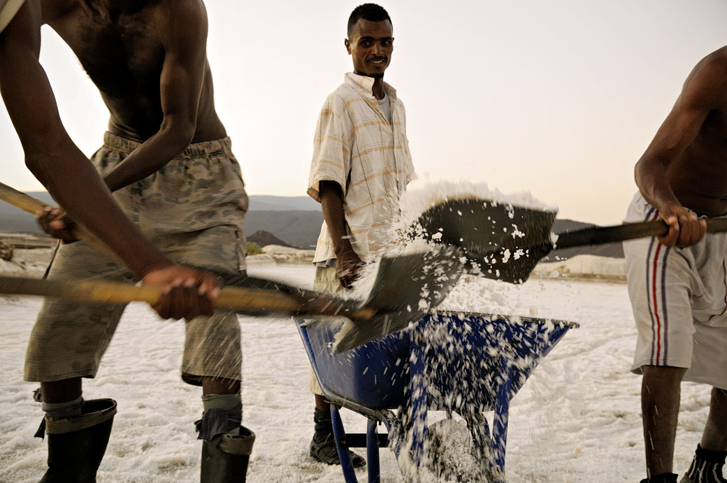 Remplissage d'une brouette dans les salines d'Afdera, Ethiopie