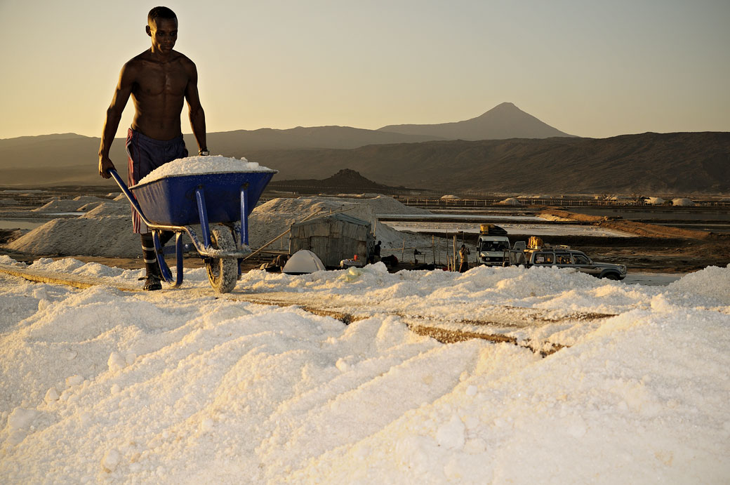 Jeune homme au travail dans les salines d'Afdera, Ethiopie