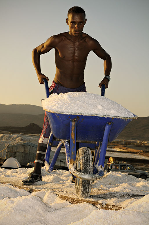 Jeune travailleur dans les salines d'Afdera, Ethiopie