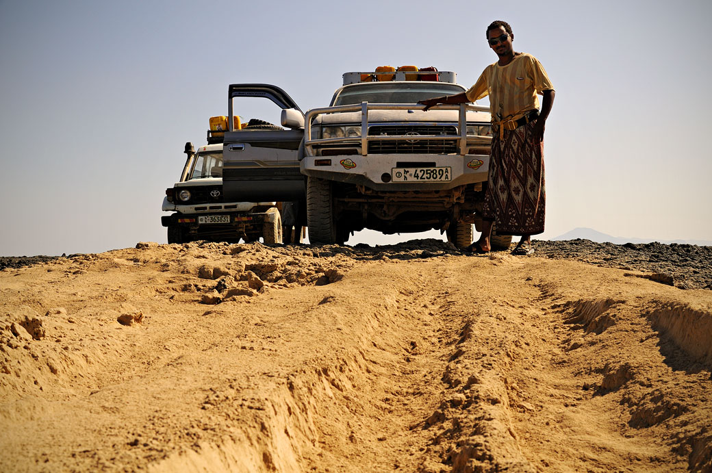 Chauffeur avec son 4x4 dans le désert du Danakil, Ethiopie