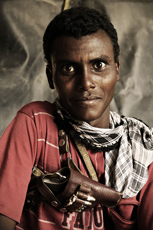 Garde du corps avec pistolet dans le désert Danakil, Ethiopie