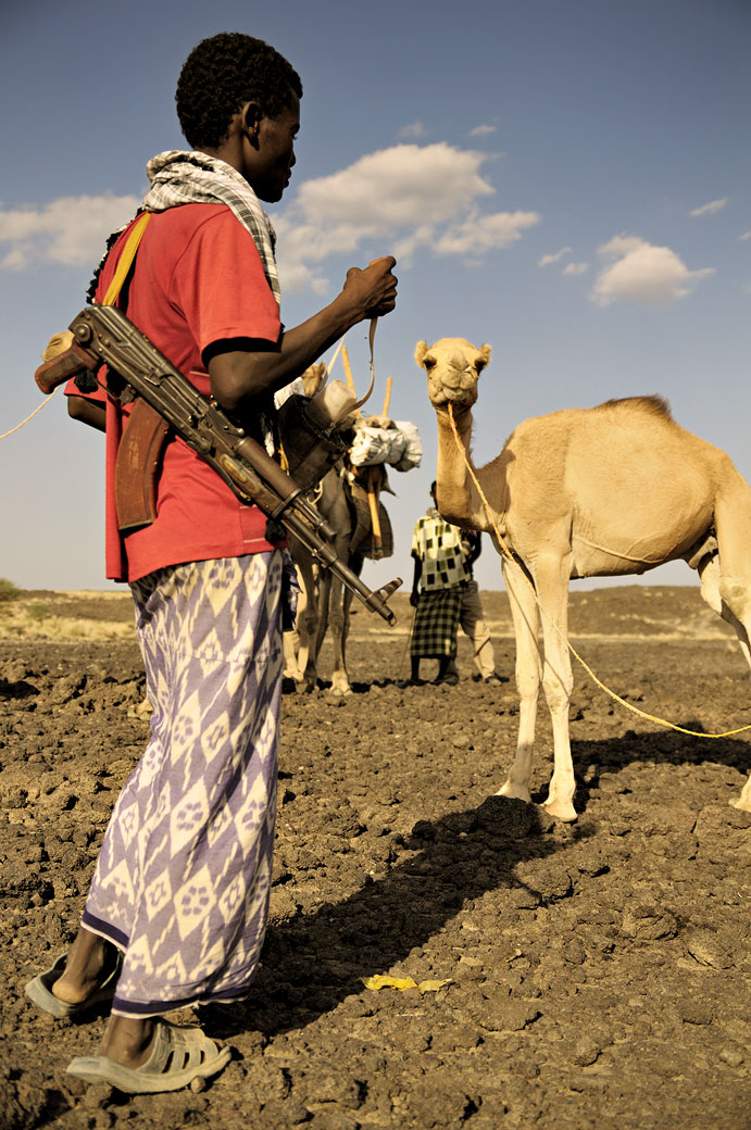 Garde du corps avec Kalachnikov dans le désert du Danakil, Ethiopie