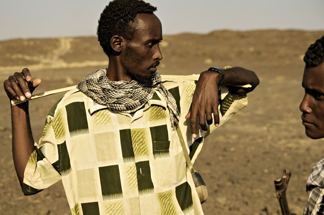 Homme Afar avec son bâton dans le désert du Danakil, Ethiopie