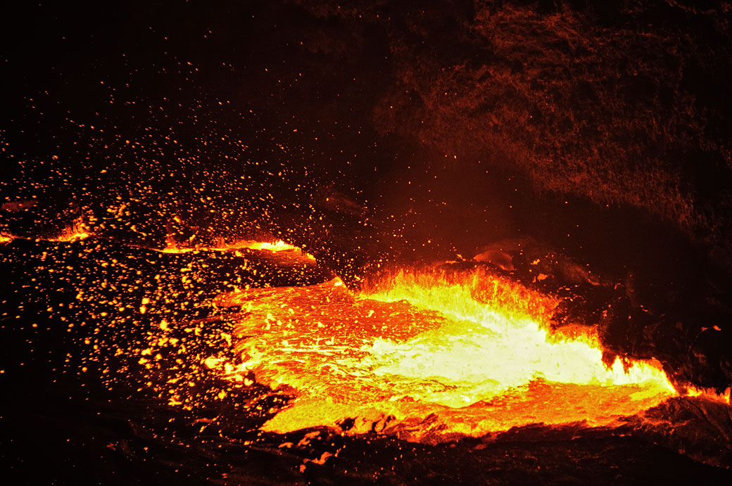 Lave en fusion au volcan Erta Ale, Ethiopie