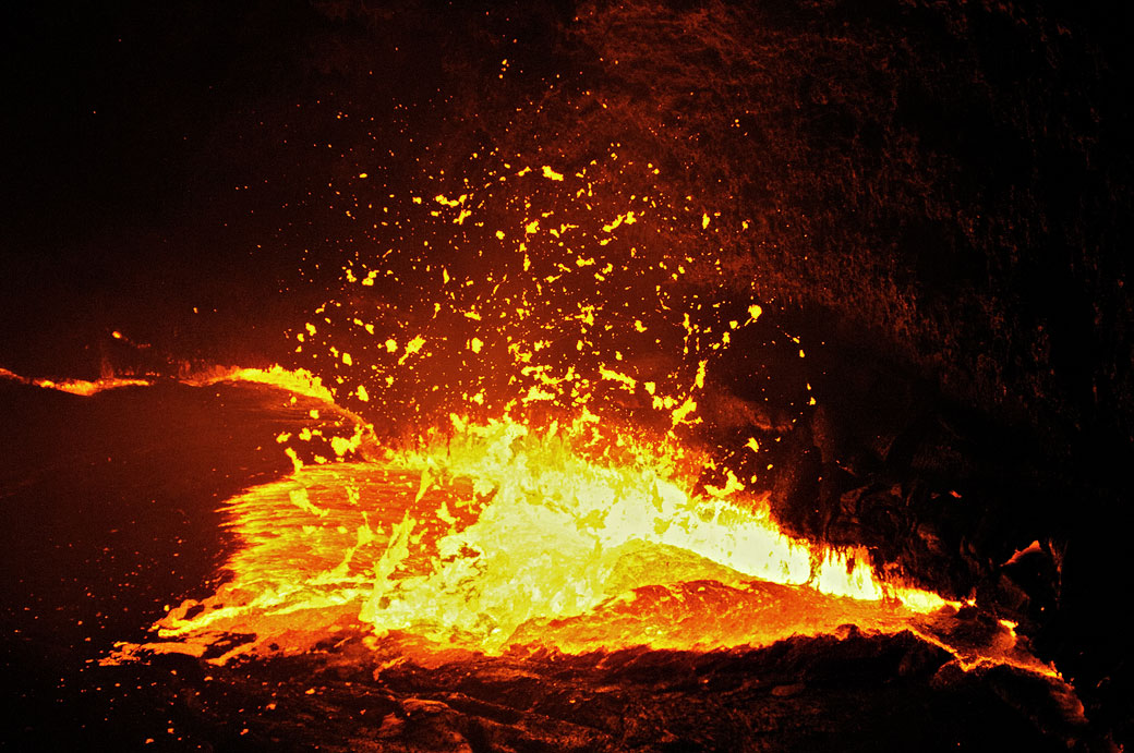 Gerbes de lave au volcan Erta Ale, Ethiopie