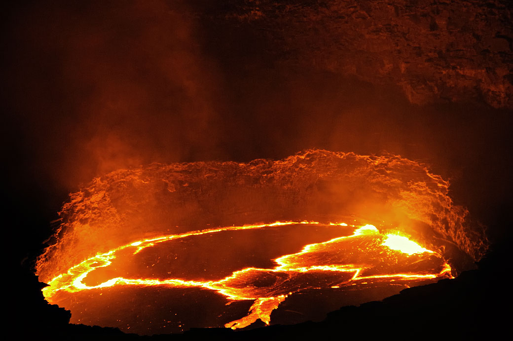 Lac de lave en fusion au volcan Erta Ale, Ethiopie