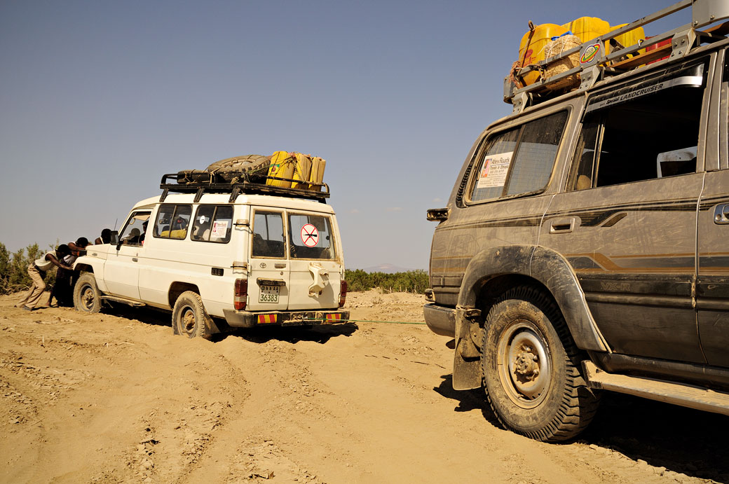 Voiture ensablée dans le désert du Danakil, Ethiopie