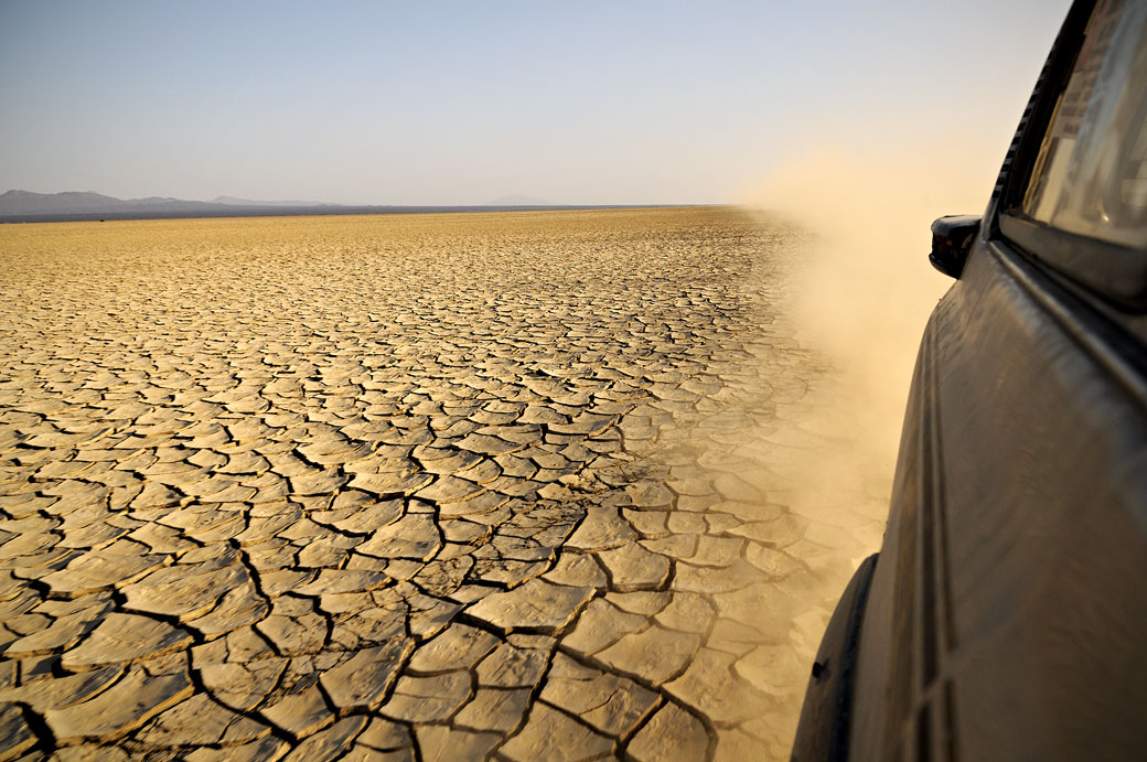 Voiture qui soulève de la poussière dans le désert du Danakil, Ethiopie