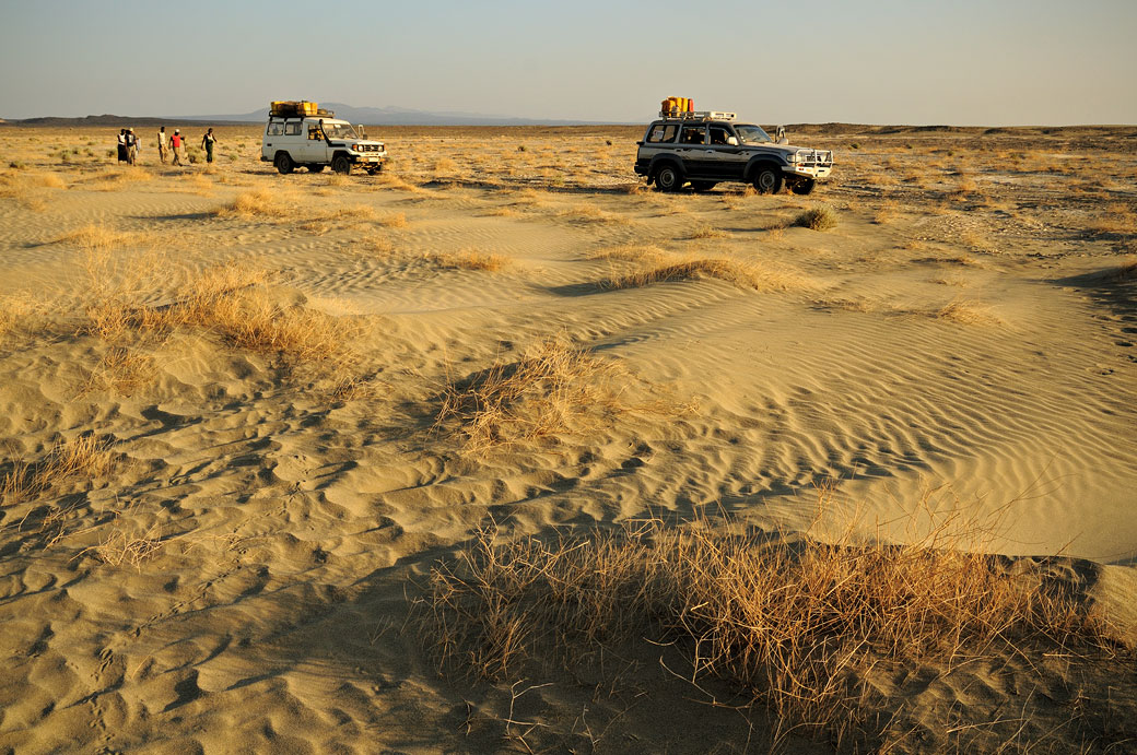 Voitures 4x4 à l'arrêt dans le désert du Danakil, Ethiopie