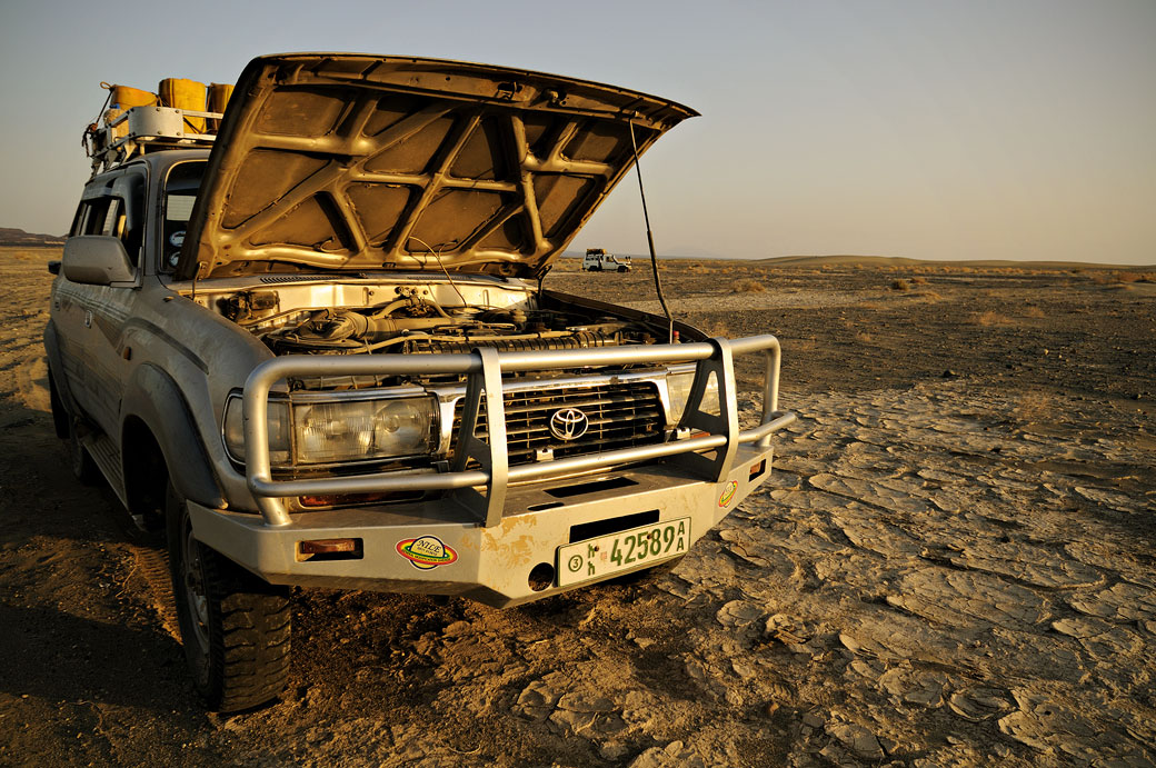 Voiture 4x4 avec le capot ouvert dans le désert du Danakil, Ethiopie