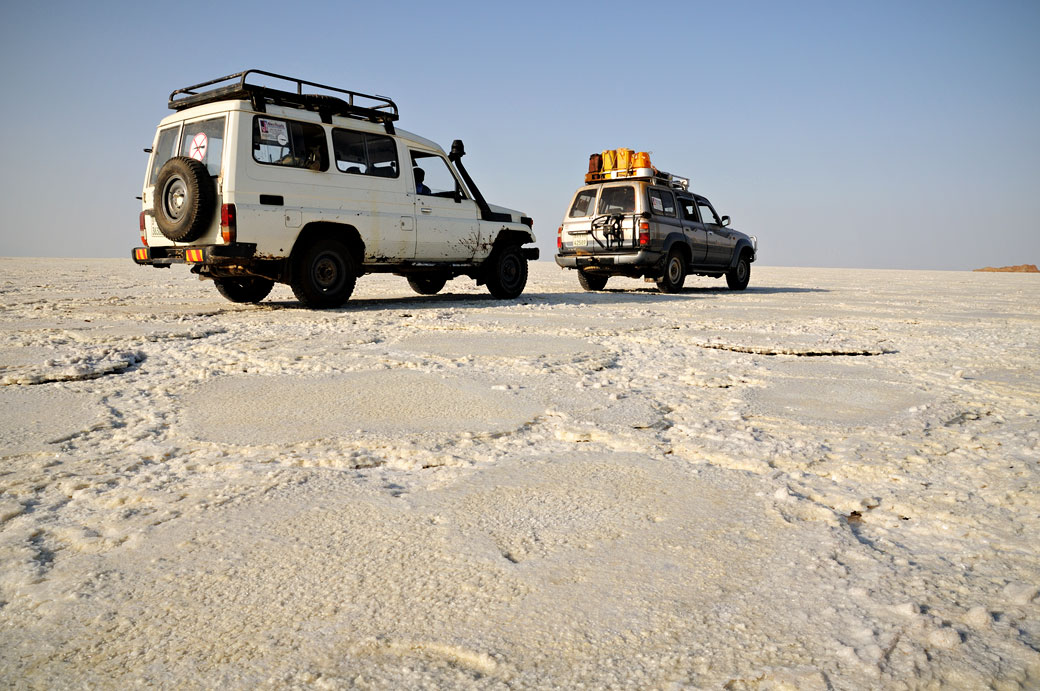 Voitures sur le désert de sel du lac Assale, Ethiopie