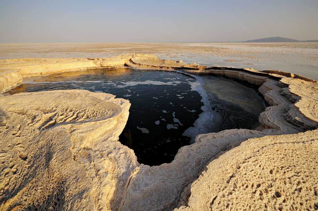 Source d'eau étrange sur le lac Assale, Ethiopie