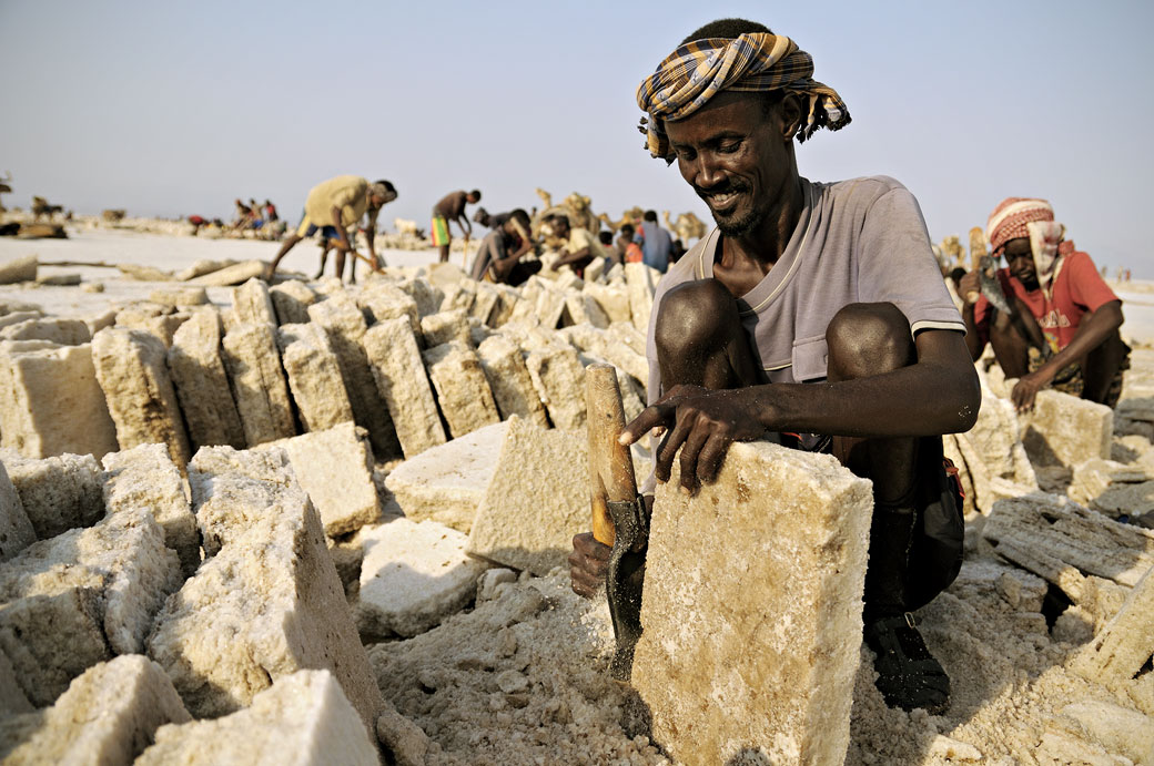 Des hommes taillent des plaques de sel sur le lac Assale, Ethiopie