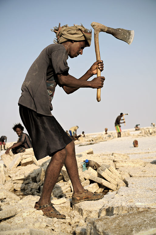 Homme avec une hache sur le lac Assale, Ethiopie