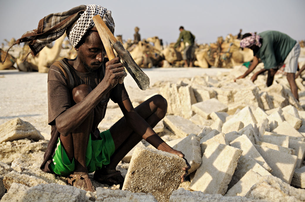 Homme qui taille des plaques de sel sur le lac Assale, Ethiopie