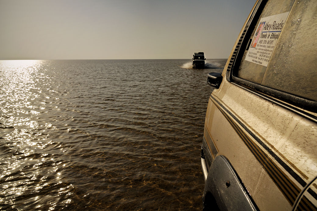 Voitures 4x4 qui traversent le lac Assale, Ethiopie