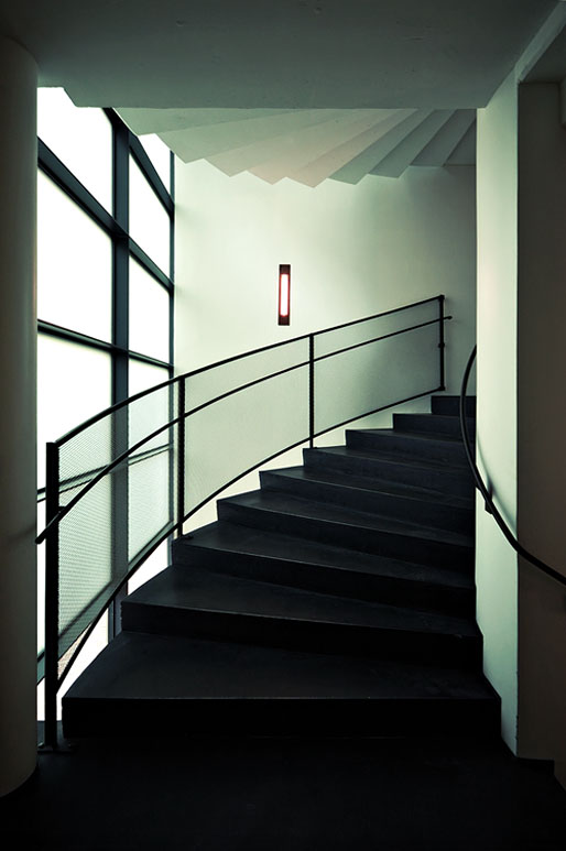 Escaliers à l'intérieur du KIASMA, le musée d'art contemporain d'Helsinki