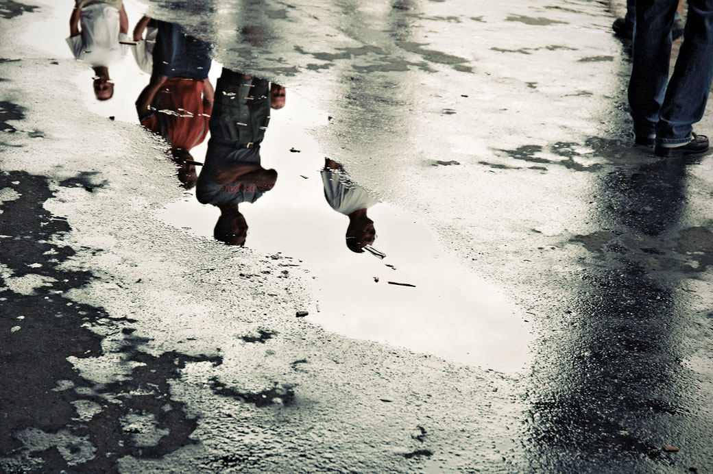 Reflet de passants dans une flaque d'eau à Helsinki, Finlande