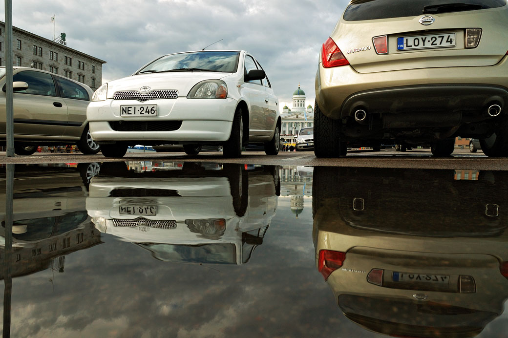 Reflet de voitures sur un parking à Helsinki, Finlande