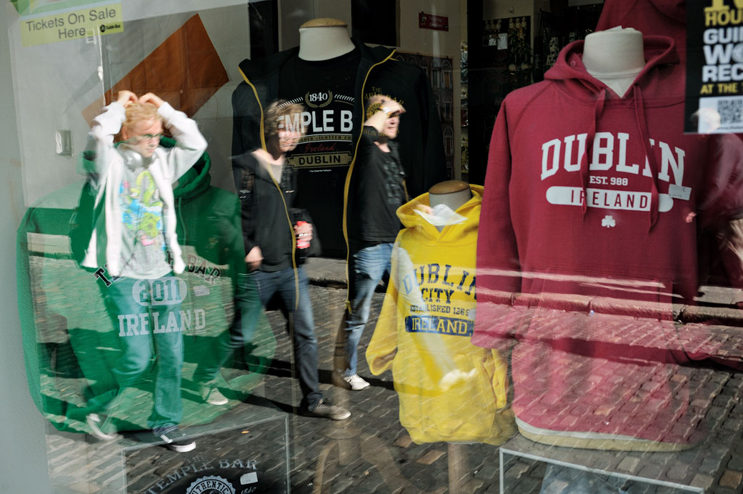 Reflet de passants dans une vitrine à Dublin, Irlande