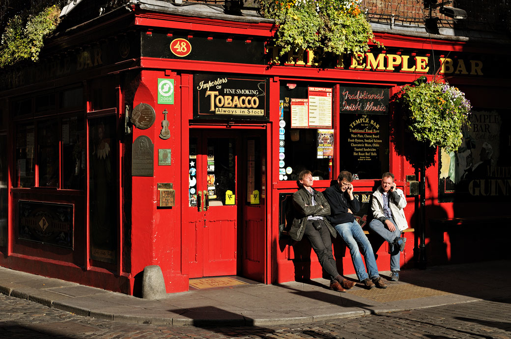 Trois hommes devant The Temple Bar Pub à Dublin, Irlande