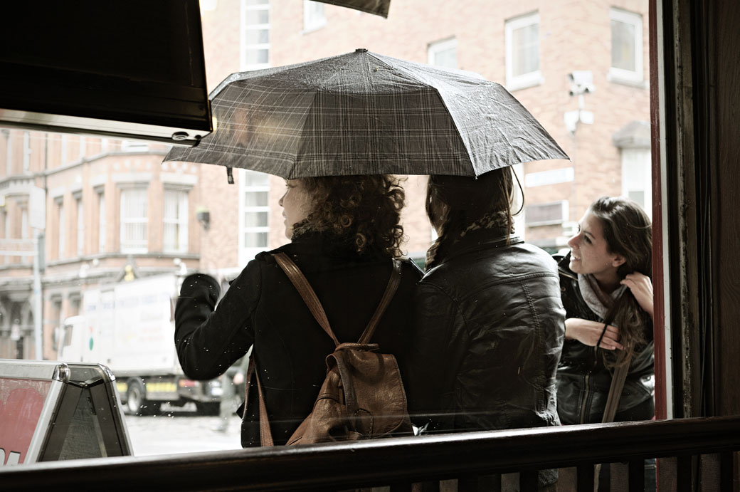 Jeunes femmes sous un parapluie à Dublin, Irlande