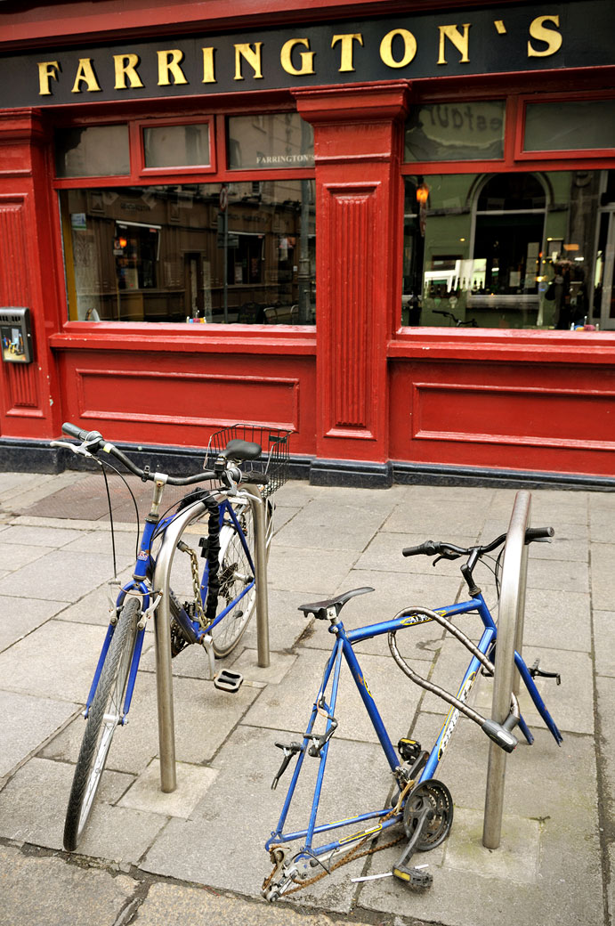 Vélos devant le Farrington's à Dublin, Irlande